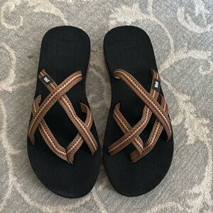 Pretty strappy Teva sandals. very comfortable!